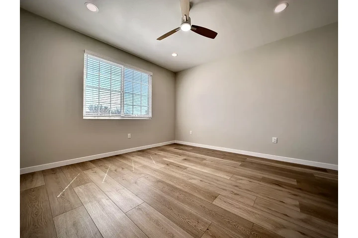 $3400 : Modern 3bed 2bath available image 3