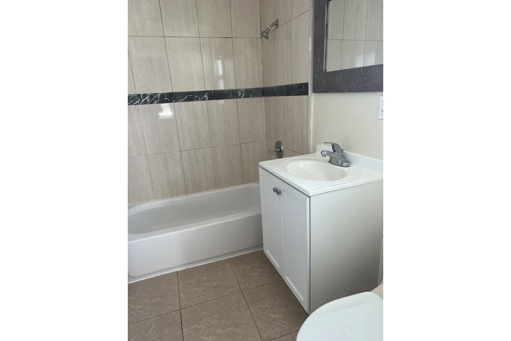 $1150 : Se Renta Cuarto con Baño priv. image 2