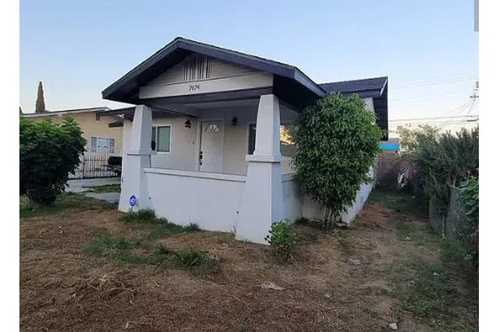 $2950 : Rear to move in. image 1