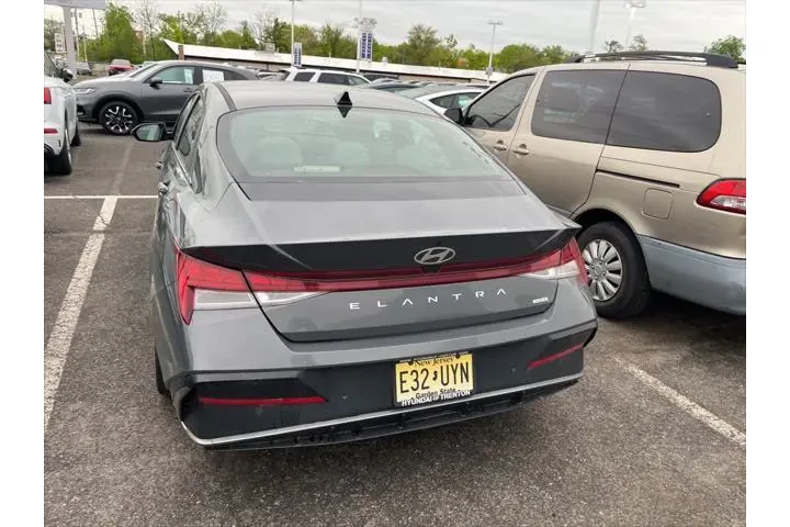 $23995 : Hyundai ELANTRA Hybrid 2024 image 2