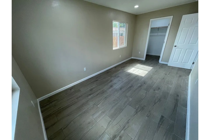 $800 : Cute Single story adu* 2bedroo image 7