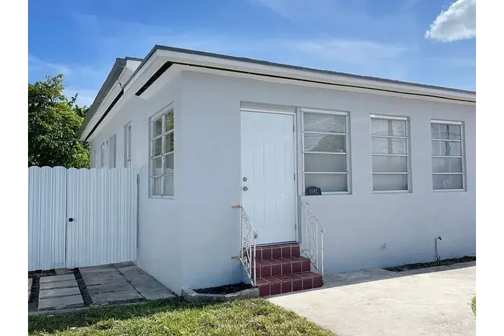 $800 : Spacious and renovated 2 bed ! image 1