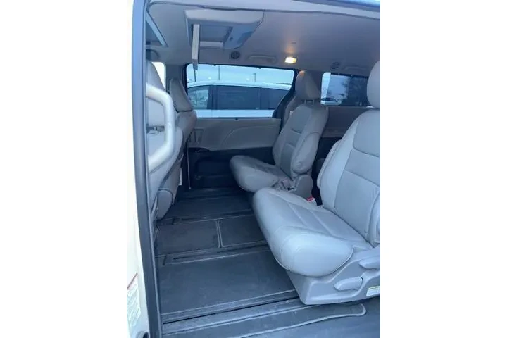 $31504 : Toyota Sienna 2017 AWD XLE 7 image 2