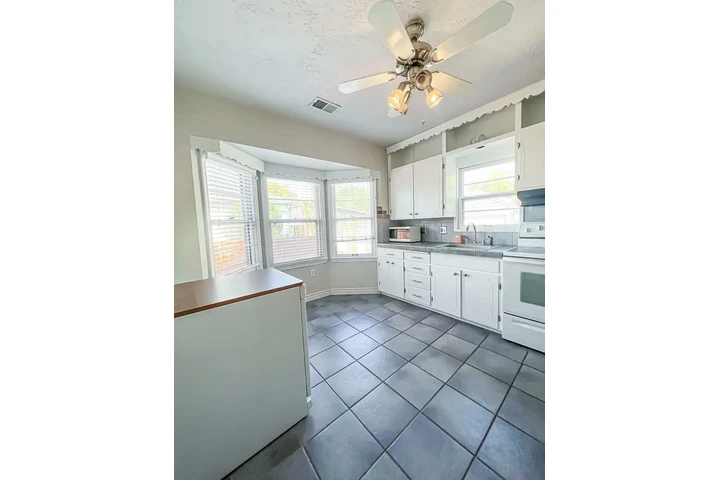 $900 : Move-in Ready 3-Bedroom home image 5