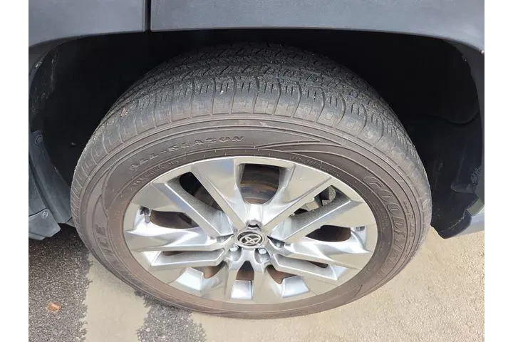 $25991 : Toyota RAV4 2021 XLE Premium image 8