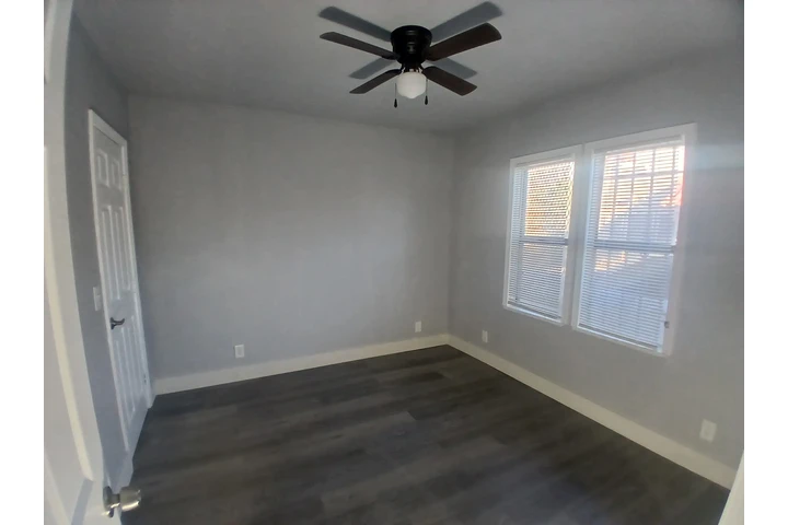 $1950 : 1 Rec. 1 Bano image 1