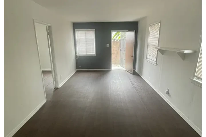 $1000 : This is a 1 bedroom, 1.0 bath image 1