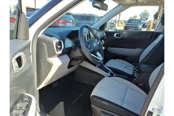 $24990 : Hyundai VENUE 2025 SEL 4dr C image 5