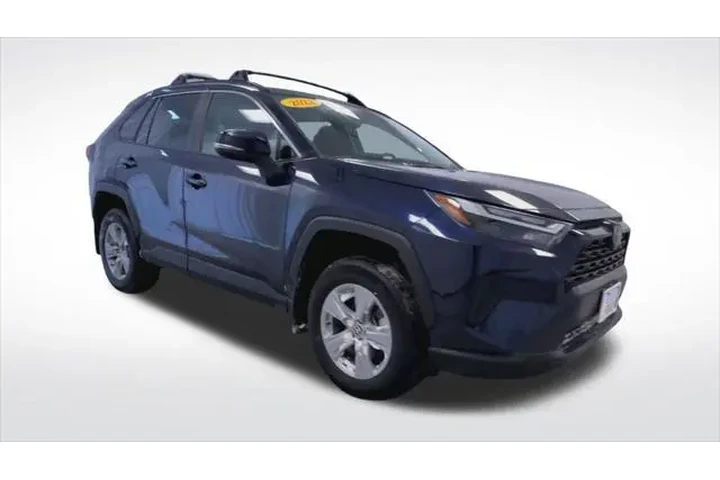$30795 : Toyota RAV4 2023 AWD XLE 4dr image 2