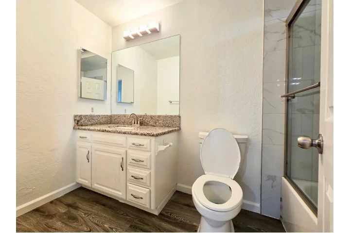 $2475 : 3Bed 2Bath Home in Vermont Ave image 9