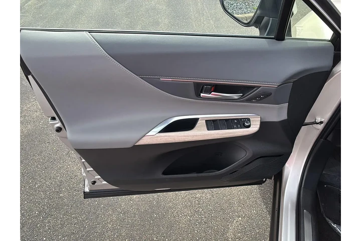 $40993 : 2023 Venza Limited image 6