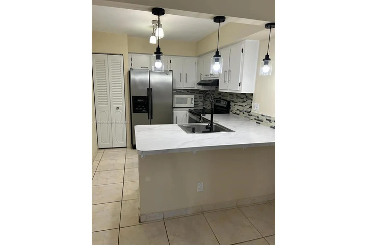 $2450 : Kendall first Floor For Rent image 5