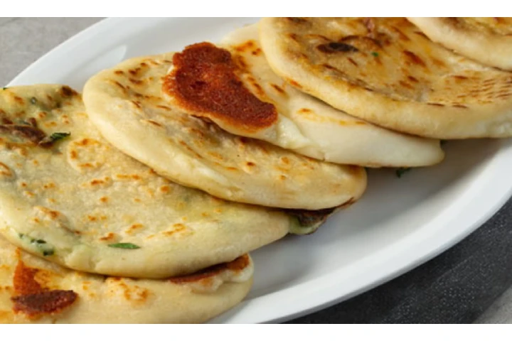 Pupusas hechas a mano image 3