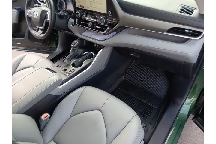 $39995 : Toyota Highlander Hybrid 202 image 9