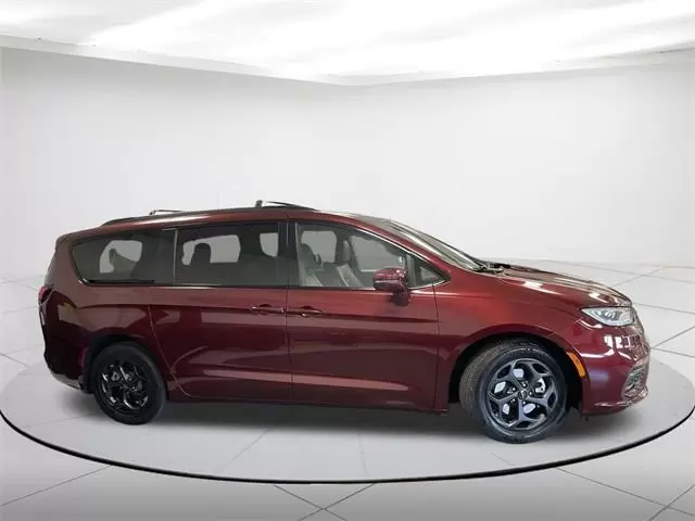 $28584 : Pre-Owned 2021 Pacifica Hybri image 2