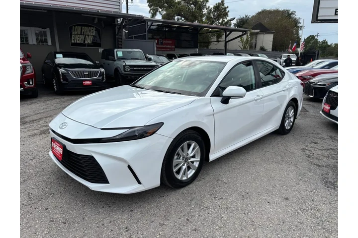 2025 Camry LE image 1