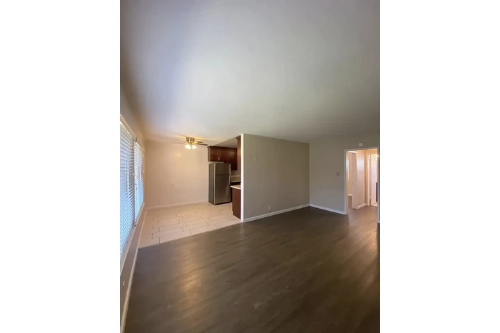 $1300 : apartment in a controlled area image 5