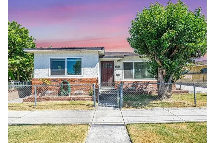 $2650 : 3 Beds, 2 Bath House, warm image 2