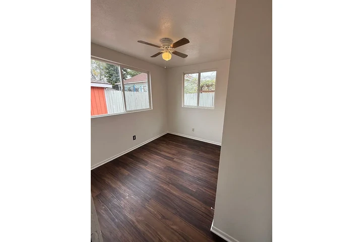 $800 : Single family home has 3 bedro image 7