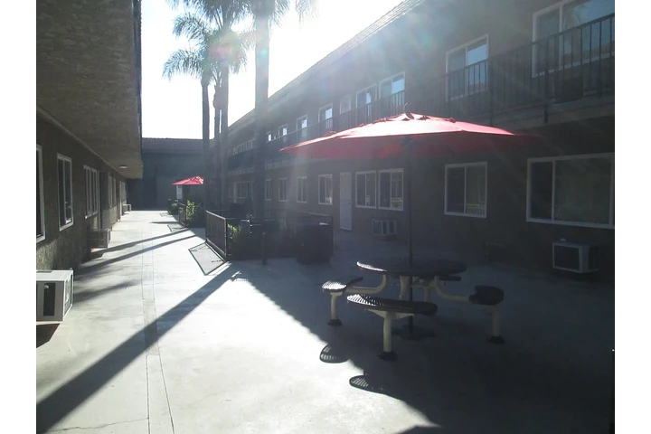 SYLMAR- 1 Y 2 RECS APTS. image 1