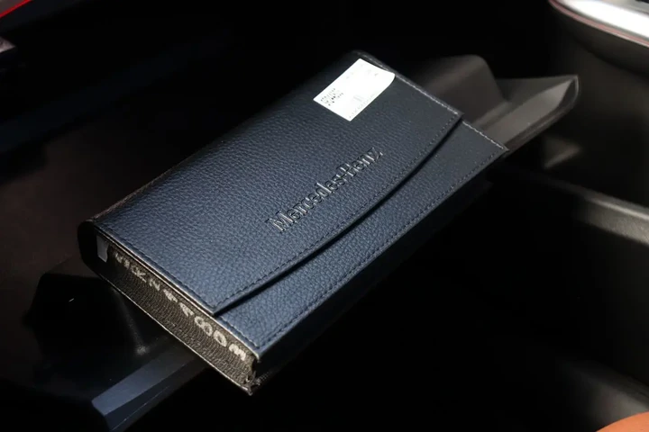 $43998 : 2025 C 300 Sedan image 1