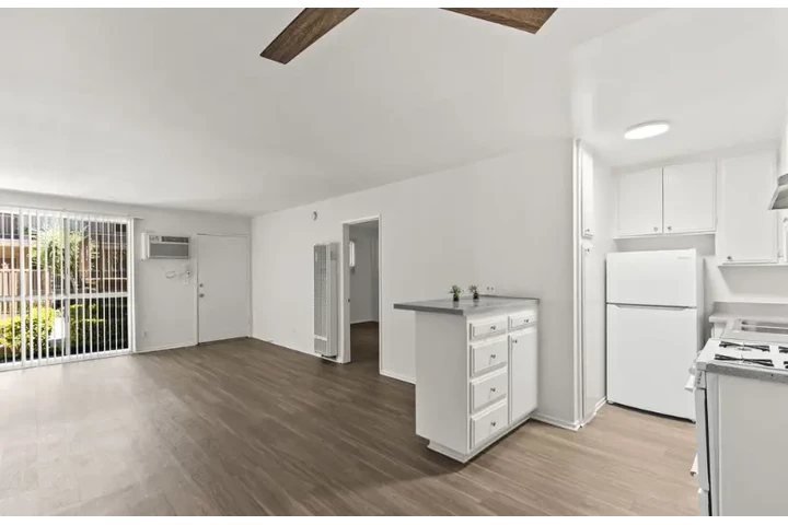 $1650 : Los Angeles image 3