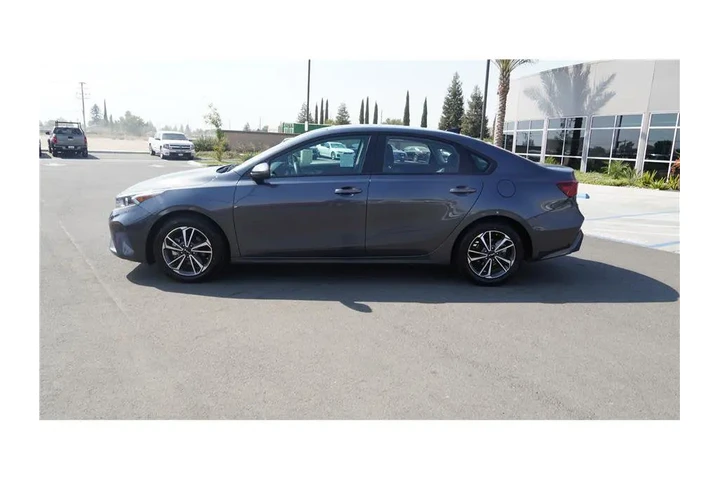 $18984 : 2023 Forte LXS image 9
