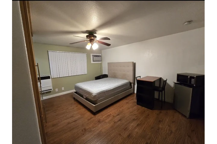 $1000 : Cuarto - Santa Ana image 3