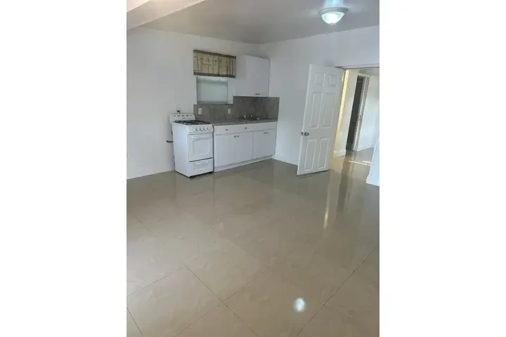 $1700 : Renta efficiency /  un cuarto image 5