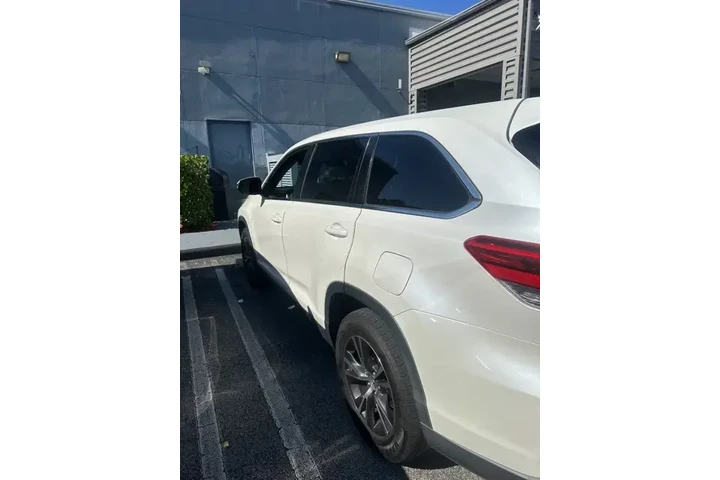 $14990 : Toyota Highlander 2019 LE 4d image 3