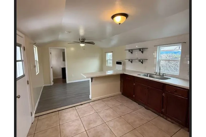 $1550 : CUDAHY RENTO  CASITA image 3