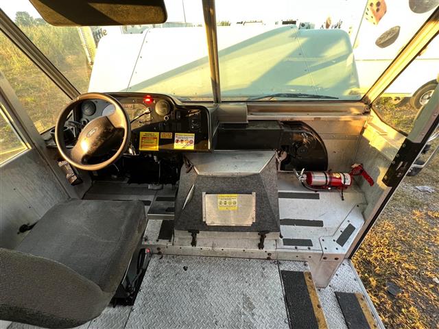 $9900 : Ford E450 Stepvan 18 pies image 4