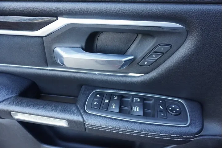 $39988 : Ram 1500 2022 4x4 Laramie 4d image 9