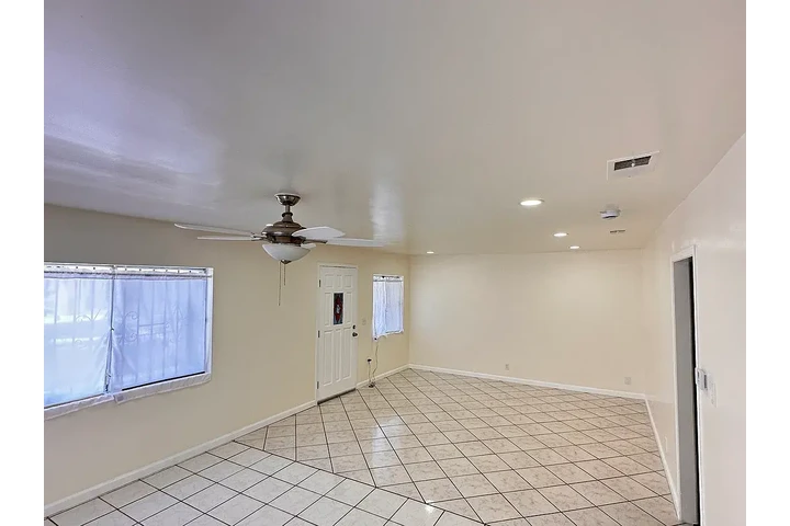 $2200 : 🌅WELCOME to Huntington Park🌅 image 2
