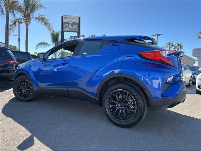 $18997 : 2019 C-HR LE image 4