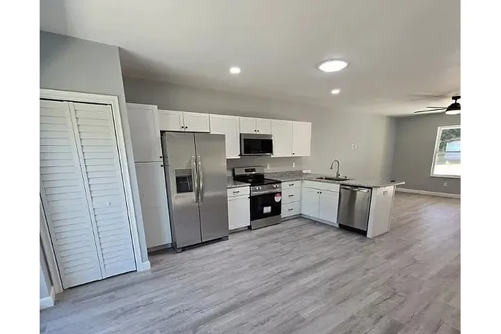 $750 : HOUSE AVAILABLE AVON PARK FL image 6