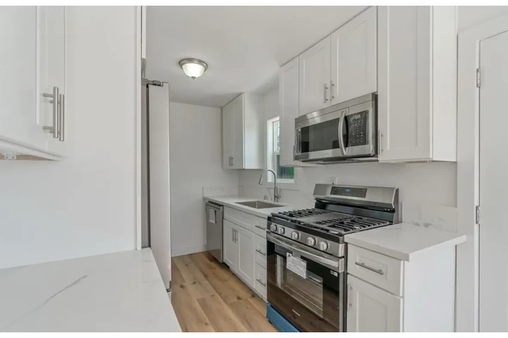 $2500 : Beautiful 3Beds /2Bath House image 2