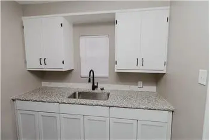 $800 : Rental property with 2 bedro image 6