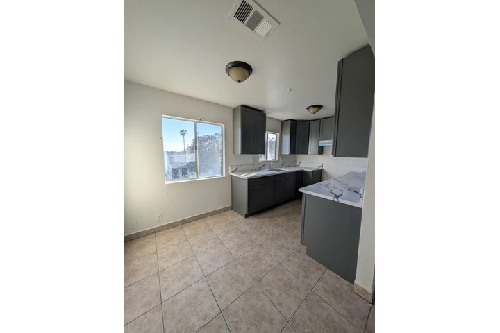 $2850 : 2 Bed + Bonus Room + Laundry image 2