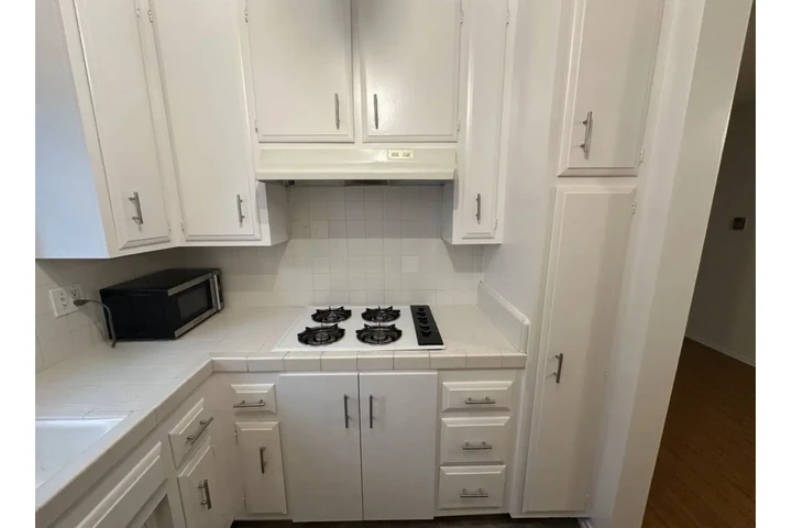 $1900 : 2 Bedroom Apt in James M Wood image 4