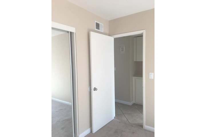 $1200 : Se renta Recamara image 1