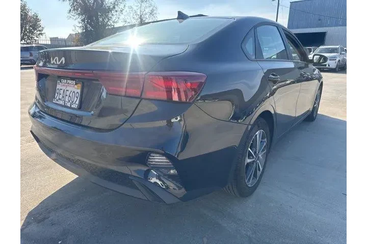 $18649 : Kia Forte 2023 LXS 4dr Sedan image 5