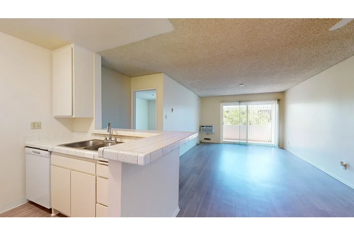 $1000 : The Ray Apartments image 7