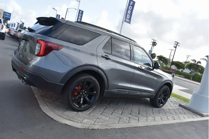 $43590 : Ford Explorer 2023 AWD ST 4d image 2