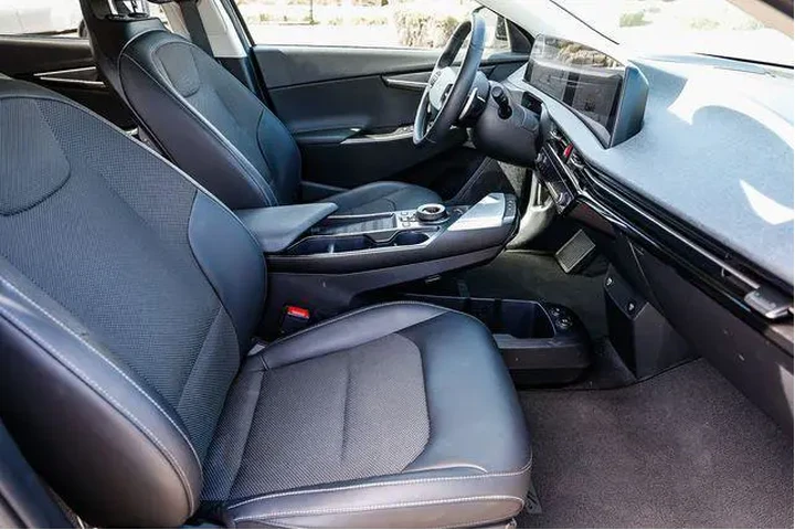 $27480 : Kia EV6 2024 AWD Light Long image 9