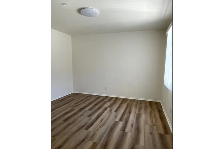 SOUTH GATE  SOLAMENTE (55+) image 2