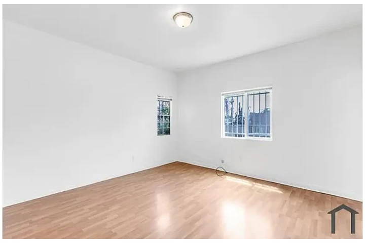 $2155 : 2 Bed Apartment in koreatown image 2