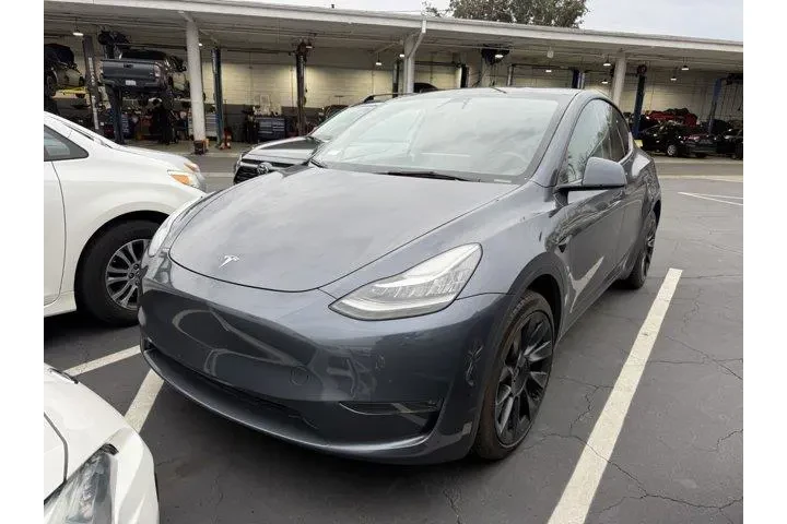 $29765 : Tesla Model Y 2023 AWD 4dr C image 2