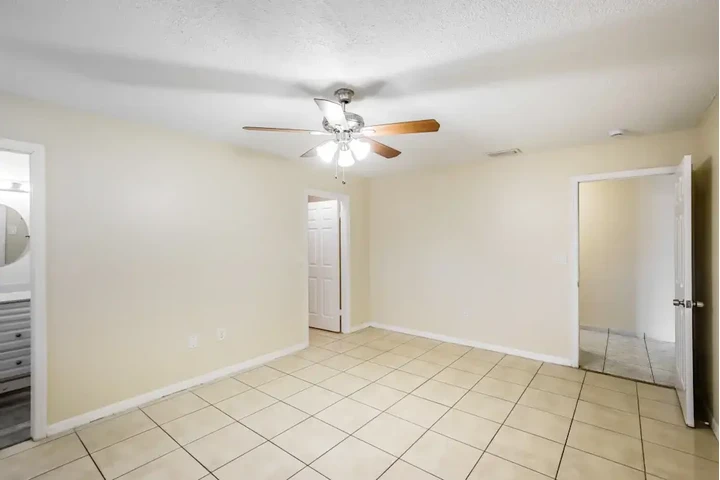 $2500 : 3 Bedroom house in Miami FL image 6
