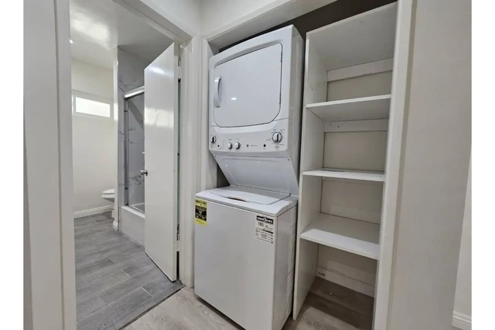 $1875 : 2 Bedroom Apt in Vermont Ave image 8